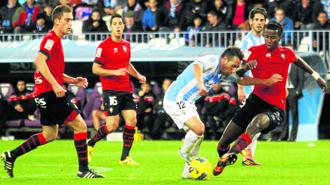 Roberto Torres (izquierda) observa en su debut una jugada de Cazorla.