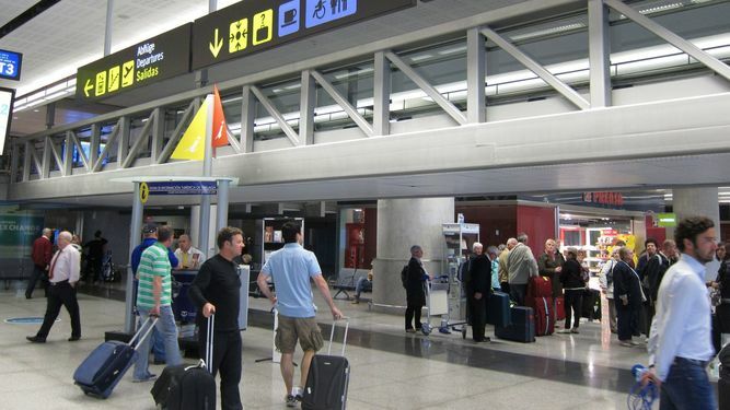 Viajeros en el aeropuerto de Málaga.