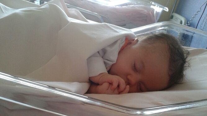 Un recién nacido en un hospital de Granada.