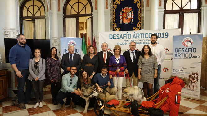 Foto de despedida en el Ayuntamiento de Málaga de la expedición del V Desafío Ártico.