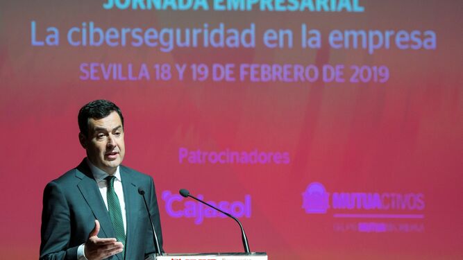 El presidente de la Junta, Juanma Moreno, durante su intervención el 19 de febrero en Sevilla en la clausura de la jornada 'La ciberseguridad en la empresa'.