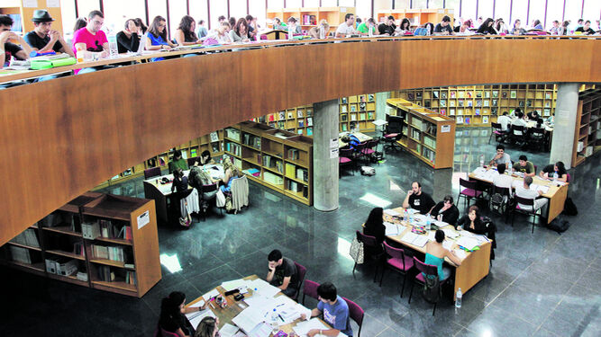 Estudiantes de la UMA en la Biblioteca General.