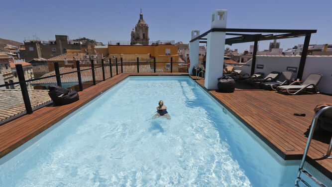 Una persona se baña en la piscina de un hotel en Málaga capital