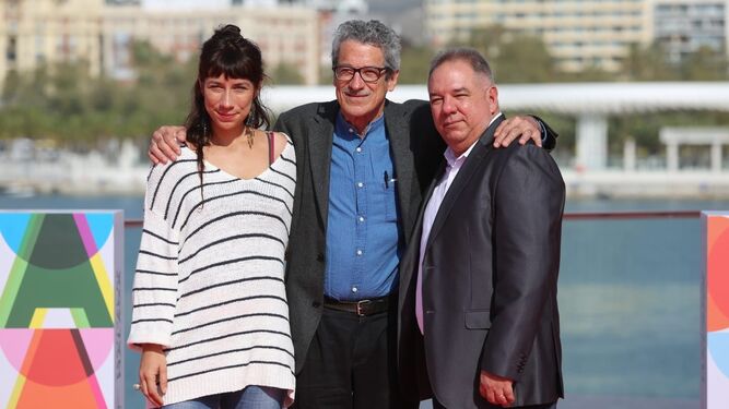 El equipo de 'Insumisas', con Fernando Pérez y Laura Cazador, este martes en Málaga.