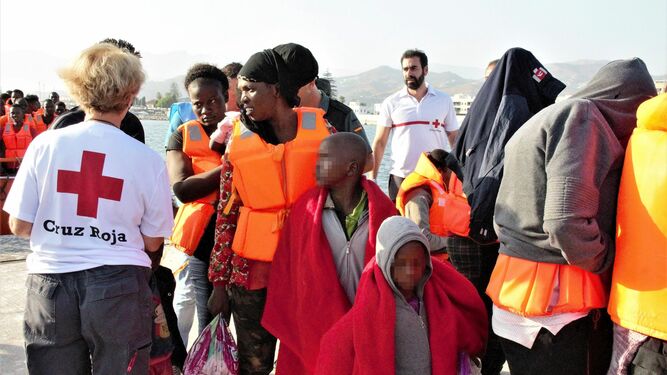Dos menores inmigrantes desembarcan en el Puerto de Motril tras ser rescatados.