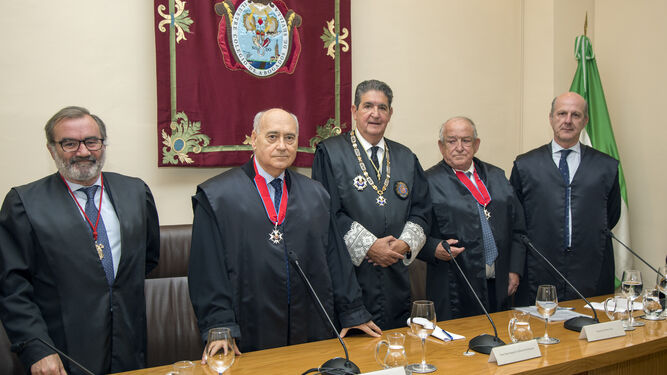 El decano José Joaquín Gallardo (centro), flanqueado por Jorge Piñero y Jesús Bores