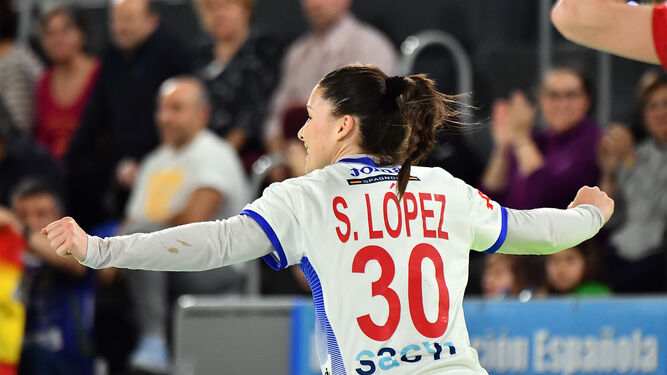 Sole López celebra un gol con la selección española
