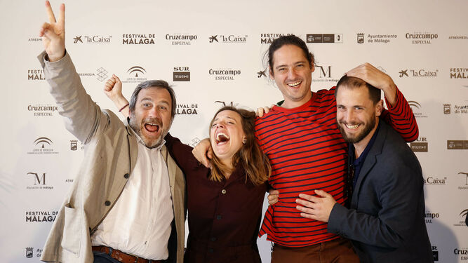 Carlos Marques-Marcet y María Rodríguez Soto junto a los productores tras lograr la Biznaga de Oro el año pasado