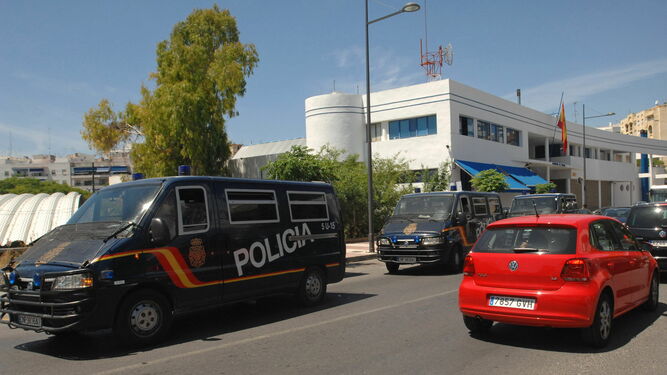 Furgones de la Policía Nacional frente a la comisaría de Marbella.