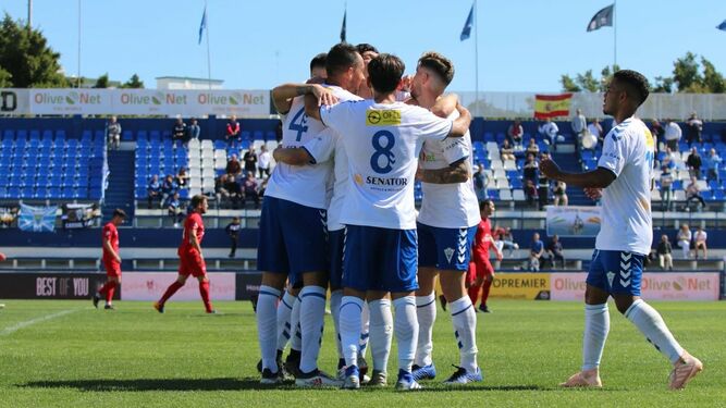 Los jugadores del Marbella celebran un gol.
