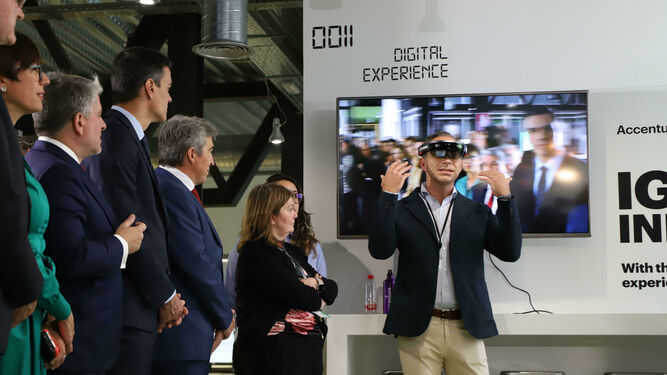 Pedro Sánchez observa una demostración de la tecnología de Accenture