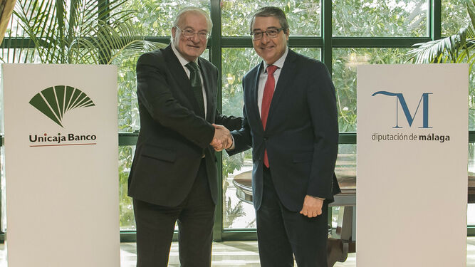 El presidente de Unicaja Banco, Manuel Azuaga, y el de la Diputación de Málaga, Francisco Salado.