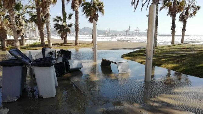 El agua del mar ha invadido muchos puntos del paseo marítimo de la capital.