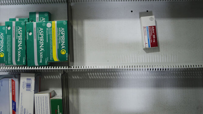 Un cajón de almacenaje casi vacío en una farmacia de Sevilla.