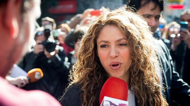 Shakira, hablando con los medios a la salida de los juzgados.