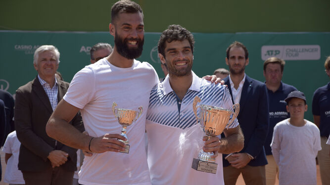 Paire y Andújar, con sus trofeos.