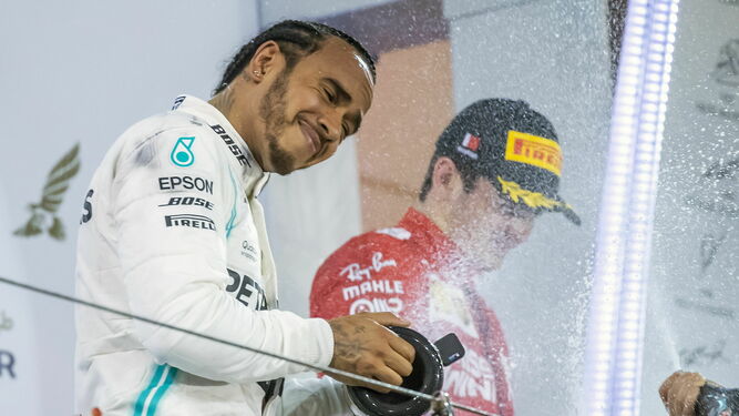 Hamilton celebra su victoria, con Leclerc a su lado.