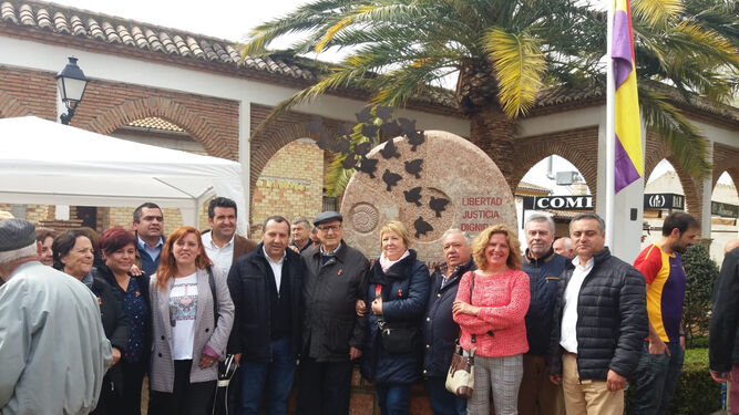 Dirigentes del PSOE en la inauguración de un monolito en Villanueva de la Concepción.