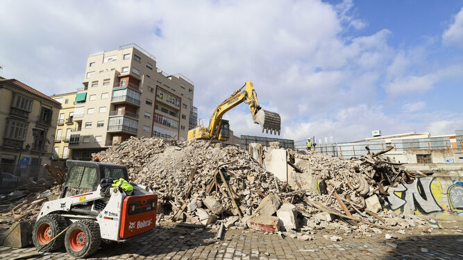 Trabajos de retirada de escombros, ayer, tras la demolición de La Mundial.