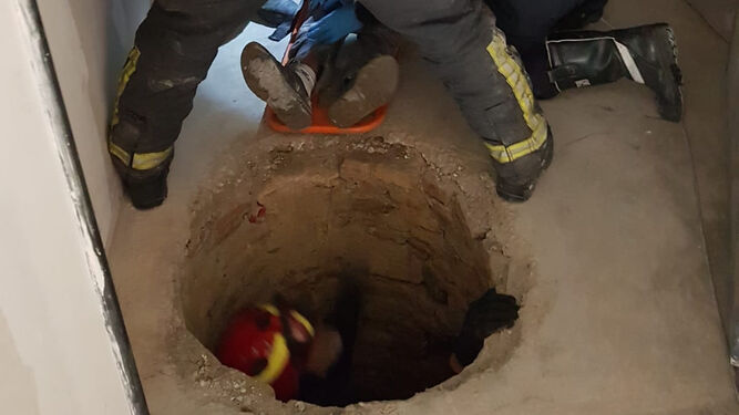 Rescate de un trabajador tras caer en un pozo en Málaga capital.
