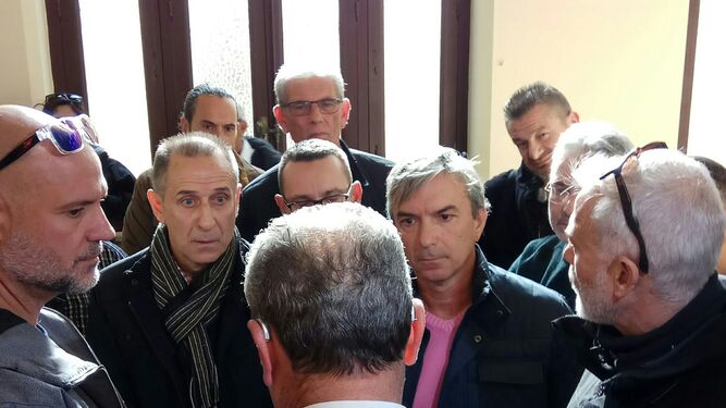 Varios miembros del comité de empresa de Limasa conversan con el alcalde de Málaga.