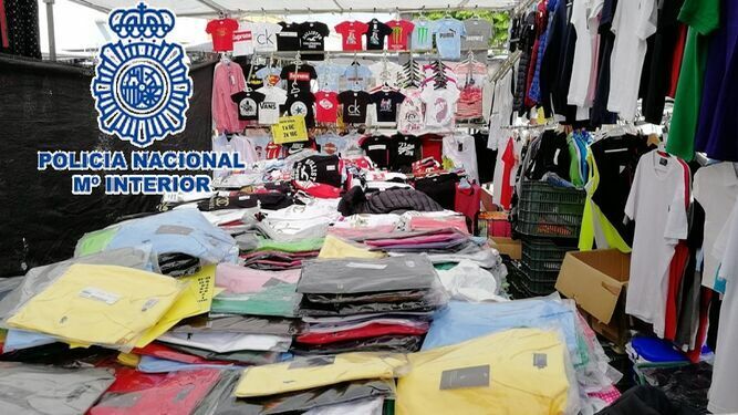 Imagen de una operación policial anterior contra falsificaciones en el mercadillo de Fuengirola.