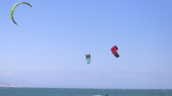 Las fotos de los kitesurfistas atra&iacute;dos por los fuertes vientos de M&aacute;laga