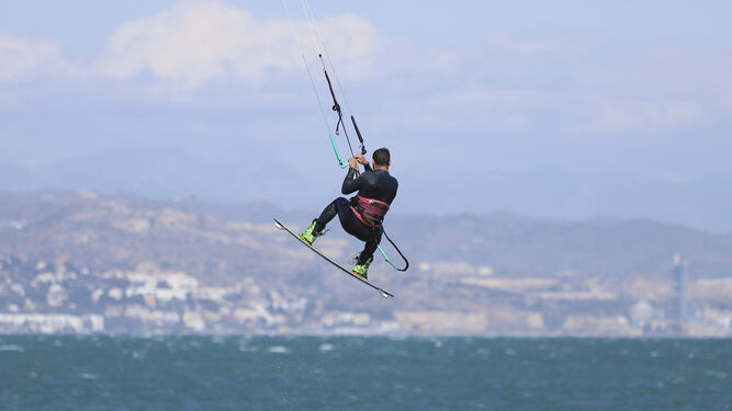 Las fotos de los kitesurfistas atra&iacute;dos por los fuertes vientos de M&aacute;laga