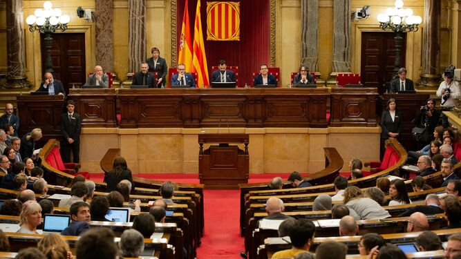 El Pleno del Parlamento catalán, con el presidente Roger Torrent en el centro, el pasado jueves.