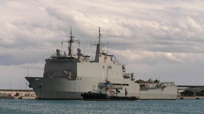 El buque de la Armada 'Galicia L-51' atracando este viernes en el Puerto de Málaga.