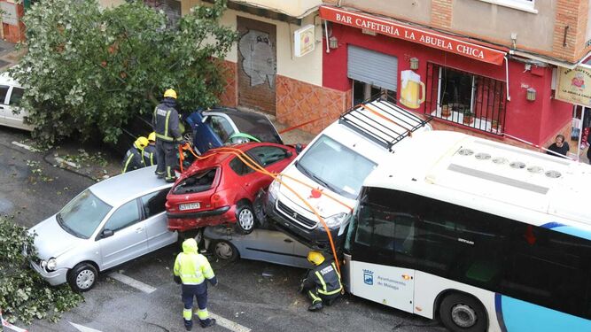 Autobús de la EMT después de arrollar a varios coches en Héroe de Sostoa.