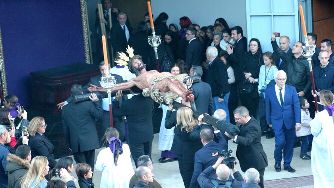 El Cristo de Crucifixión, a la llegada a su casa hermandad.