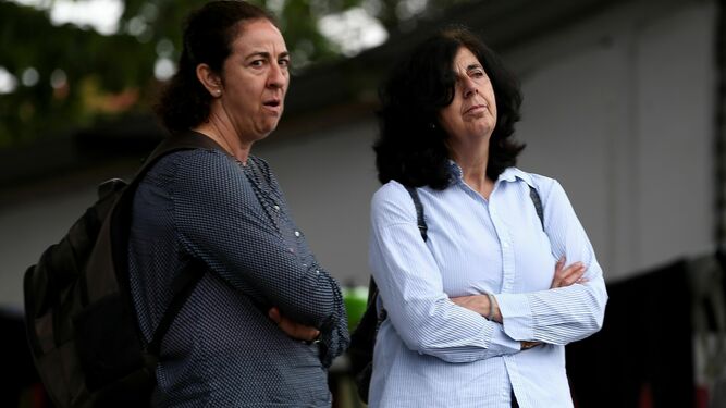 Juana (izquierda)y Valentina Cabral esperan noticias de su sobrino 'Lete' junto al río donde desapareció
