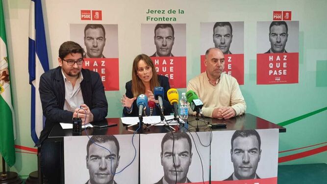 Israel Morón, Eva Bravo y Luis Flor, en la sede del PSOE jerezano.
