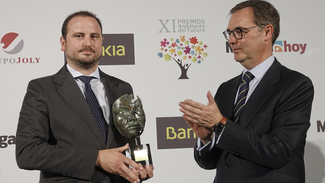 José Sevilla (derecha) entrega uno de los galardones Andaluces del Futuro 2019 organizados por Grupo Joly.