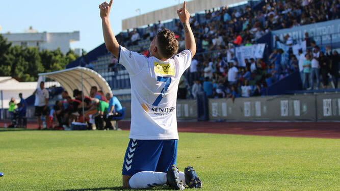 Juanma celebra su gol para el Marbella.