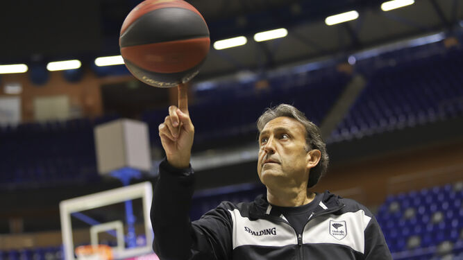 Luis Casimiro posa con un balón para 'Málaga Hoy'.
