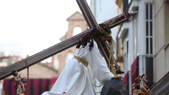 El Nazareno de la Misericordia cruza calle Ancha del Carmen recortando su silueta frente al templo perchelero.