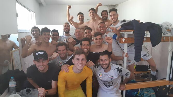 Los jugadores del Vélez celebran tras ganar en Mancha Real.