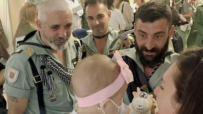 La Legión visita a menores ingresados en el Hospital Materno de Málaga