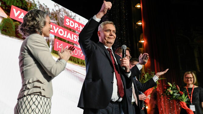 Antti Rinne, líder socialdemócrata finlandés, saluda junto a su esposa, Heta.