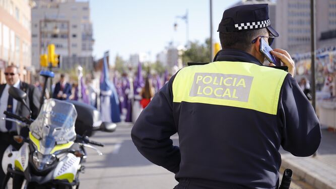 Un policía local en una procesión en Málaga