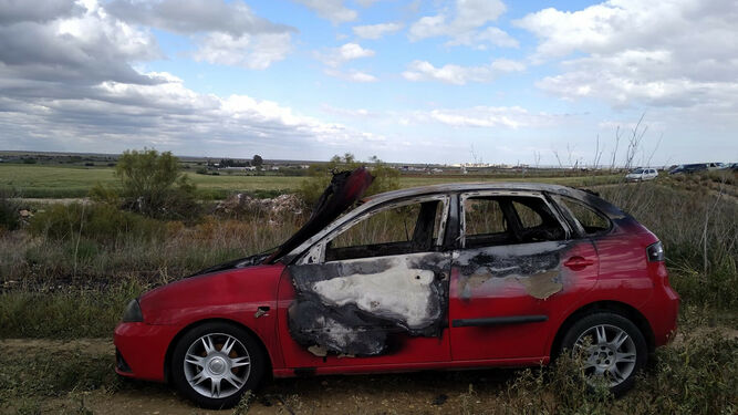 El vehículo parcialmente calcinado de Samuel Vizcaya, desaparecido en Huelva.
