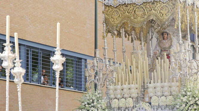 María Santísima del Rocío Coronada minutos después de salir de su casa hermandad en la Victoria