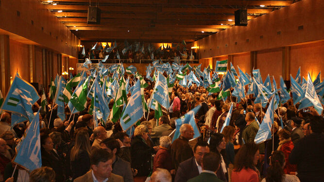 Numerosos afiliados y simpatizantes del PP con las banderas del partido al inicio de un acto en 2013.