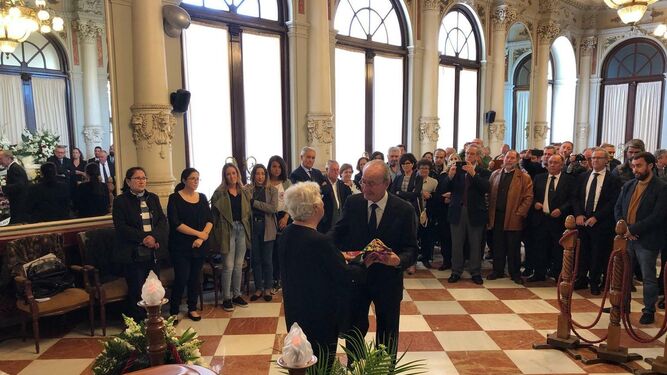 Francisco de la Torre le entrega a la hija del fallecido Manuel Alcántara la bandera de Málaga