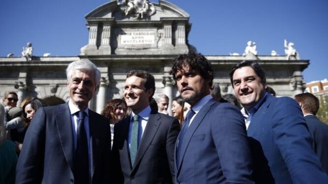 Miguel Abellán, con Pablo Casado y Adolfo Suárez Illana en la puerta de Alcalá en la presentación de la candidatura del PP por Madrid.