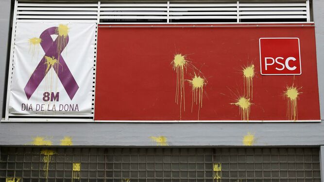 Restos de los disparos de pintura amarilla sobre la entrada de la sede del PSC en Barcelona.