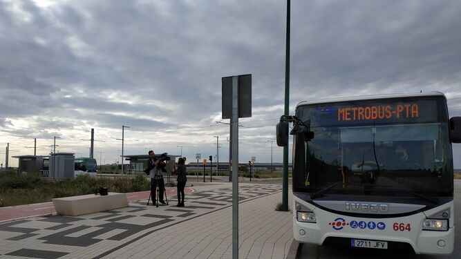 Uno de los autobuses de la lanzadera al PTA y el Metro, al fondo, llegando a la parada Andalucía Tech.