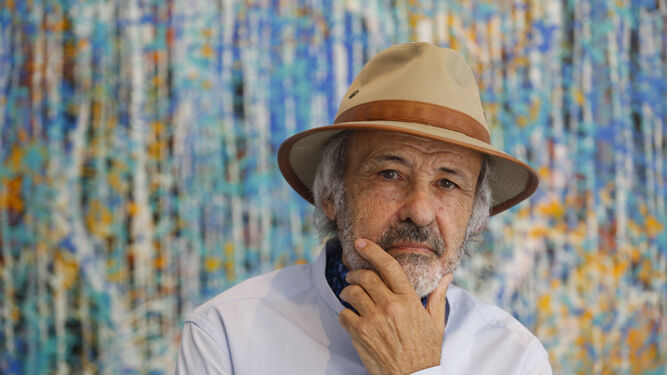 Jorge Rando posa junto a una de sus obras.